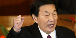 Zhu Rongji as he gave his final report in 2003 / Reuters