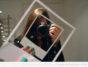 Chica hipster haciendo fotos con una Reflex con DIY Poaroid