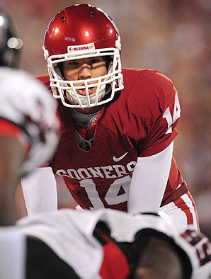 ... /2009/writers/stewart_mandel/01/03/oklahoma.nohuddle/Sam-Bradford.jpg