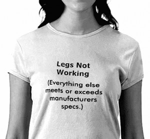 un T-shirt avec l'inscription : Les jambes ne fonctionnent pas... Mais ...