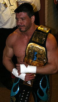 Eddie Guerrero con il WWE Tag Team Title