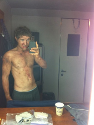 Sam Huntington tweets a photo of himself in just sweats and presumably ...