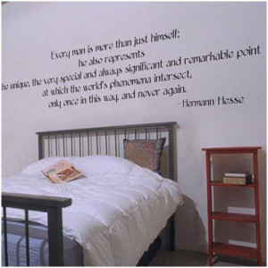 Un poema decorando el cabecero de la cama.