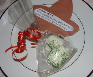 For this Thanksgiving candy favor we dipped marshmallows in white ...