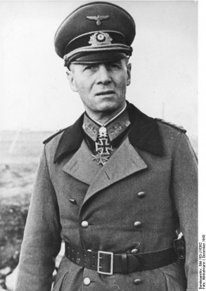 Generalfeldmarschall Erwin Rommel bersama seorang Feldwebel dalam ...