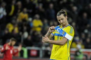 瑞典队球员伊布拉希莫维奇赛后摘下队长袖标