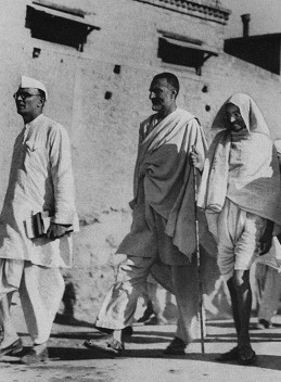 Khan Abdul Ghaffar Khan, M. K. Gandhi