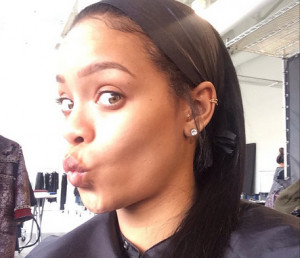 Rihanna-Kissy-Face-Selfie.png