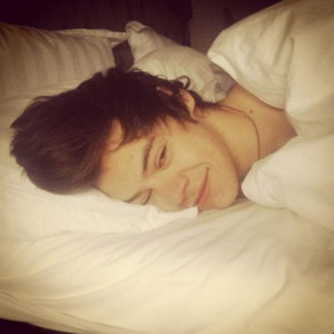 harry-styles-waking-up-in-bed-pic-1366143842.jpg