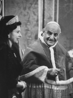 Pope John XXIII with a very young Queen Elizabeth