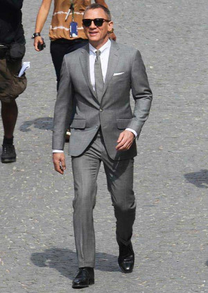 ... Daniel Craig, Grooms Suits, Grey Suits, Bond Grey, James Bond, Skyfall