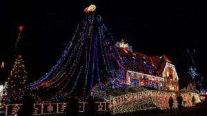 German House Sparkles with 400 000 Christmas Lights