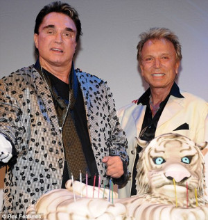 Bad taste? Siegfried and Roy tuck into white tiger birthday cake ...