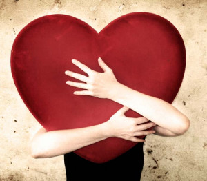 Una linda imagen de una persona abrazando un corazón gigante que ...