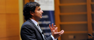 Night-Shyamalan-at-Wharton-1024x440-photo-by-Kendall-Whitehouse.jpg