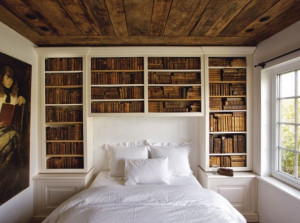 Dans la chambre, les reliures des livres anciens s’accordent au bois ...