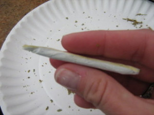 1326327863_Roll-a-joint-7.jpg