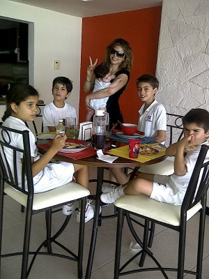 Ana Barbara Junto Sus Hijos