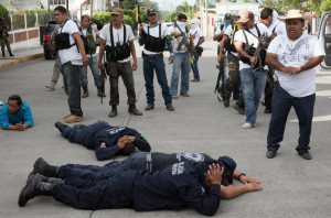 Integrantes de las autodefensas detienen a policías municipales en ...