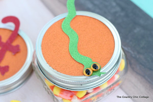 Mason Jar Toppers -- a fun way to decorate the tops of mason jars