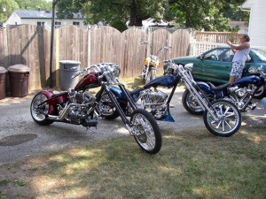 Don't oyu have two bikes in that pic??? the red chop and the harley in ...