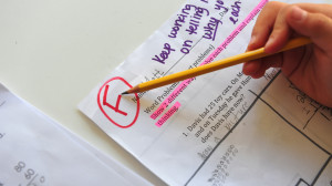 Colegio en Inglaterra prohíbe color rojo para evaluar las pruebas