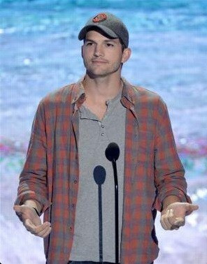 ashton-kutcher-gives-a-speech-at-the-2013-teen-choice-awards.jpg