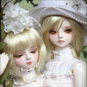Cute Twins Barbie Dolls HD Wallpaper Free