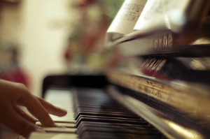 唯美钢琴图片 男生女生淡淡忧伤意境弹钢琴的图片(18 ...