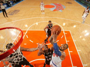 Tyson Chandler (re.) macht zwei seiner zehn Punkte - der Knicks-Center ...