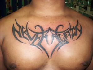 tatuaż na piersi tribal męski
