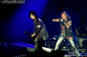 sep 29 2011 motley crue nikki sixx signing autographs for autograph ...