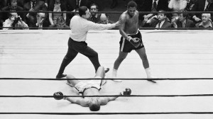 Joe Frazier observa o rival Jimmy Ellis no chão após a luta entre os ...