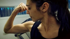new photo of Gal Gadot flexing her muscles has just found its way ...