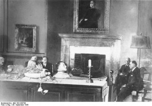 Chamberlain, Hitler, Mussolini, and Daladier negotiating at the Munich ...