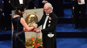 May Britt Moser mottar Nobelprisen i medisin fra kong Carl Gustaf i