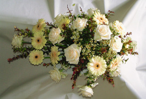 Description Flower-arrangement-funeral-white.jpg