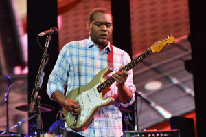 Cray Robert Performs Stage