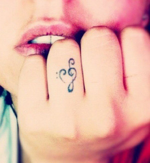 tatouage doigt symbole clé de musique