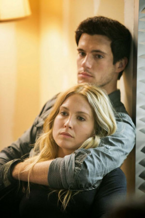 Maggie (Sarah Carter) va-t-elle se rendre compte qu'Hal (Drew Roy) est ...