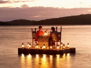 Para começar, vamos falar das velas . Afinal, jantar romântico ...