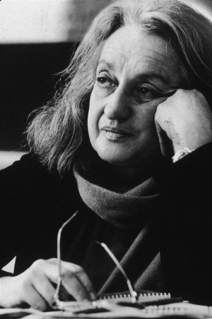 Tác giả Betty Friedan với chiếc mũi điển hình của ...