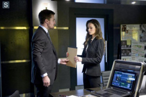Arrow saison 2 : Oliver et Isabel Rochev vont de voir régler leurs ...