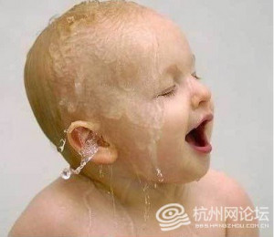 宝宝洗澡时的各种可爱表情 萌翻了 图