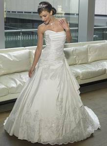 2013 Exquisite Ball Gown Strapless Ruched Applique Satin&Lace Sweep ...