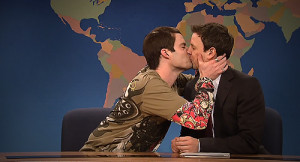 Stefon kisses Seth Meyers. Awww.