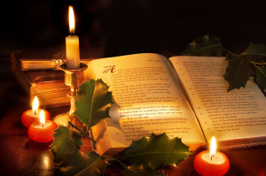 La Sagrada Biblia, Velas y Adornos de Navidad...
