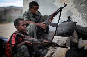 Somalia: bambini trasformati in soldati per un pugno di mosche