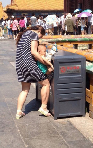 don't know where this mom learned how to potty train her child but I ...