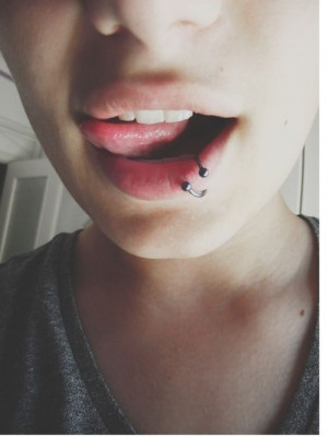 lip piercing ️